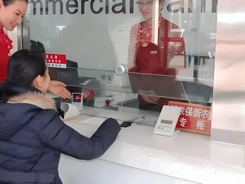 Quét nhà bỗng tìm thấy sổ tiết kiệm tưởng mất vài năm trước, ra ngân hàng lấy tiền thì được thông báo: Đã rút 4 đợt, tài khoản 0 đồng