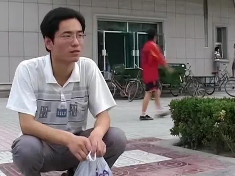 2 tháng nữa tốt nghiệp ĐH thì biến mất: Cha nghèo bật khóc vì bán hết tài sản, nợ nần nuôi con gái ăn học