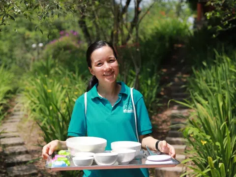 MC Minh Trang founder Làng Háo Hức gây tranh cãi về câu chuyện dạy con gái 7 tuổi bị lạnh cũng không được xin chăn trên máy bay vì... lãng phí