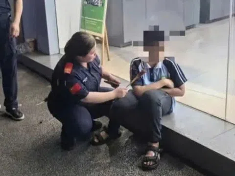 Cậu bé bỏ nhà đi vì giận bố, vài ngày sau bật khóc khi chứng kiến cảnh đau lòng
