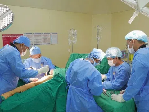 Người phụ nữ 44 tuổi bị máy cày đè gãy nhiều xương, gây chấn thương nghiêm trọng