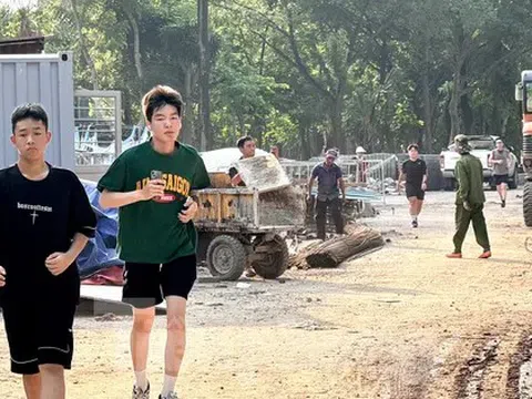 Người Hà Nội tập thể dục trong công trường xây dựng công viên