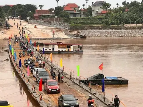 Lũ trên sông Hồng xuống thấp, cầu phao Phong Châu hoạt động trở lại