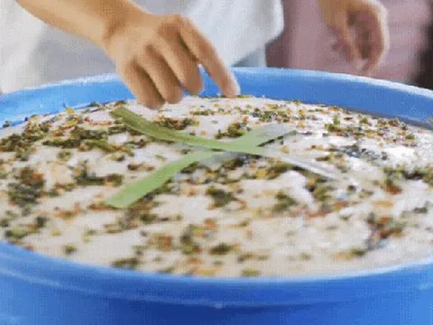 Tập tục lạ kỳ của người Huế khi nấu ăn: Đặt lá hình chữ thập lên trên món ăn để tránh bị "ngâu vọc", lý do khiến ai cũng bất ngờ