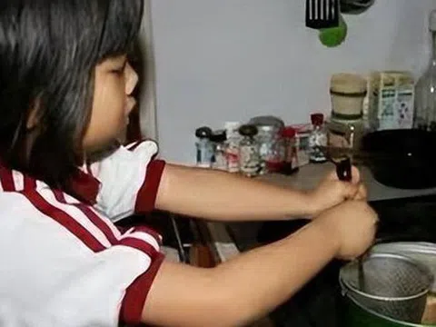 Mẹ ung thư ép con gái 4 tuổi học nấu ăn, 17 năm sau, cuộc sống của cô bé giờ ra sao?