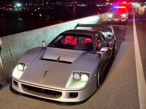 Tông hỏng siêu xe Ferrari F40, tài xế container tại Mỹ vội bỏ trốn