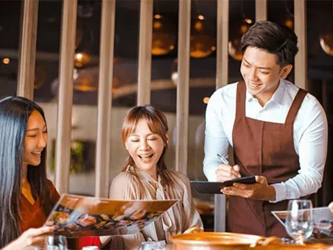 Quán thịt rán tuyển bồi bàn ‘phải có bằng đại học trở lên’ gây tranh cãi