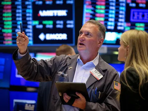 Chứng khoán Mỹ 'đỏ lửa' sau lệnh áp thuế mới của ông Trump