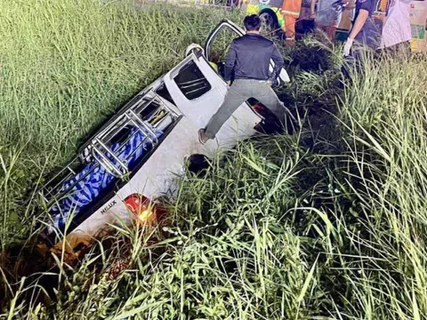 Ô tô lao như tên bắn khi tài xế ngủ gật, 6 người trong gia đình ngồi trên xe hoảng sợ