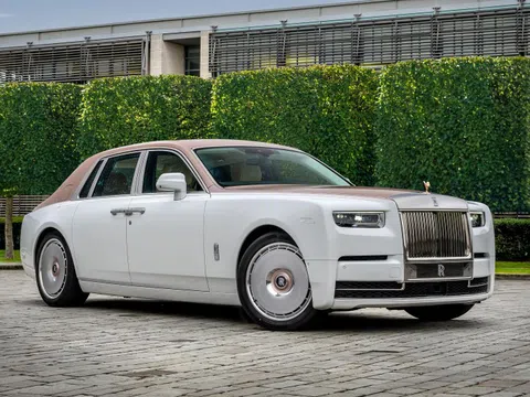 Con trai mua Rolls-Royce Phantom bản 'thêu ren' đặc biệt tặng bố