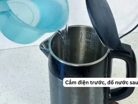 Cảnh báo 5 sai lầm tai hại khi dùng ấm siêu tốc: Số 4 nhiều người mắc, bác sĩ khuyên phải sửa gấp