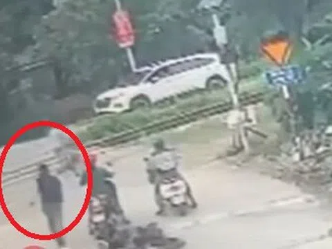 Bé trai tiến sát đường ray tàu hỏa, người đàn ông vứt xe lao tới cứu: Danh tính người hùng bí ẩn