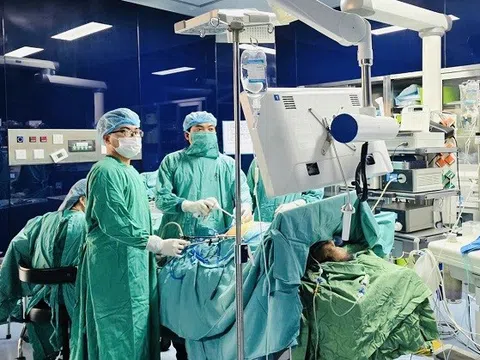 Cứu sống cụ ông gần 100 tuổi mắc ca bệnh hiếm