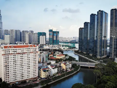 Cảnh trái ngược trên thị trường địa ốc