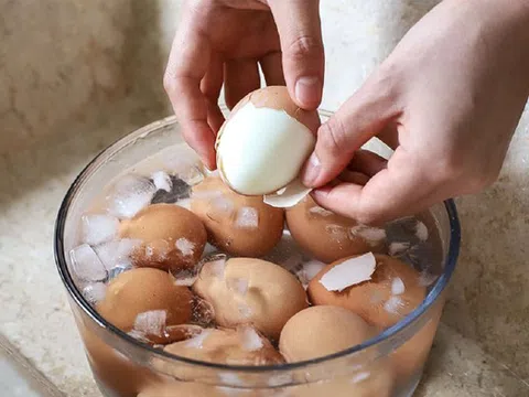 Luộc trứng nhớ cho thêm thứ này, vừa ngon lại tự róc vỏ "chuẩn" nhà hàng