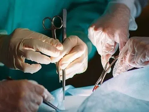 Mổ lấy thai cho sản phụ, bác sĩ phát hiện điều bất ngờ