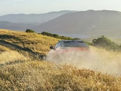 SUV điện mới của Subaru - tên như game, thiết kế giống Toyota C-HR