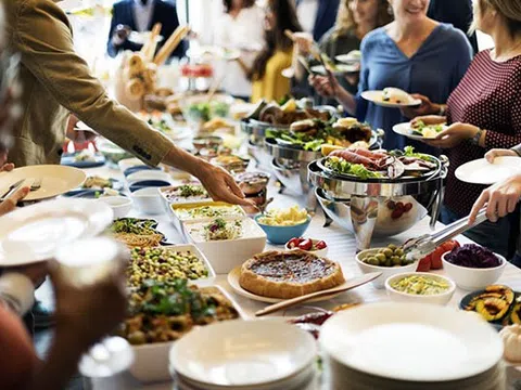 Chi 150.000 đồng mua suất buffet, người phụ nữ bị chủ nhà hàng mắng thậm tệ: “Bỏ tiền ít mà ăn tận 10 món là quá nhiều”