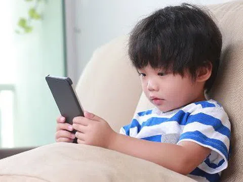 "Mẹ ơi, sao mẹ không cho con chơi điện thoại?" - Cách cha mẹ phản ứng quyết định 70% tính cách con khi lớn lên
