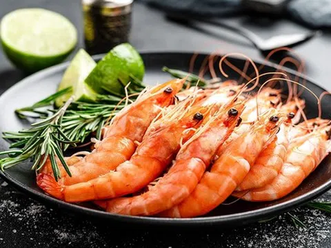 Đừng chỉ rửa tôm bằng mỗi nước, đầu bếp chỉ một mẹo khiến tôm bay sạch bùn đất, vi khuẩn