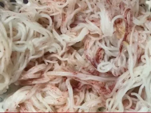 Vì sao bún chuyển sang màu đỏ bất thường sau vài giờ mua ở chợ Đà Nẵng?
