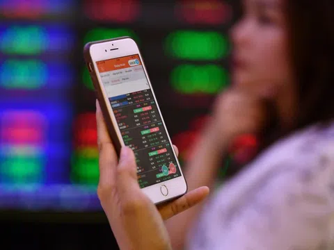 VN-Index không ngừng tăng, người cầm tiền nên mua đuổi hay quan sát?