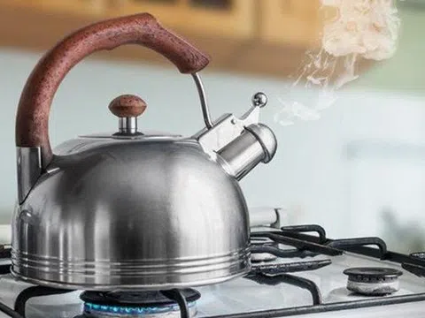 Đang ngủ, người đàn ông bất ngờ bị vợ dội nước sôi lên người