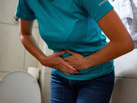 Người phụ nữ ở Hà Nội tiểu ra máu vì một số sai lầm phổ biến