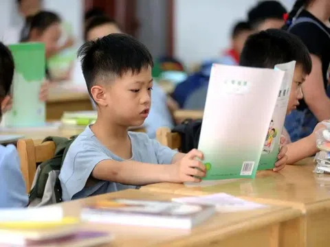 5 câu nói cha mẹ EQ thấp hay buông nơi đông người - Bảo sao con càng lớn càng rụt rè, tự ti