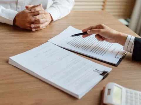 Rút bảo hiểm trước hạn có thể mất phí phạt tới 90% giá trị hợp đồng: Hiểu rõ phí rơi, phí phạt trước khi mua BHNT để tránh mất tiền