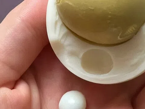 Bóc quả trứng gà luộc, cô gái hoang mang khi thấy 1 thứ nằm bên trong