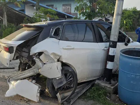 Đang đứng mua đá, người đàn ông 46 tuổi bị ô tô hất văng tử vong