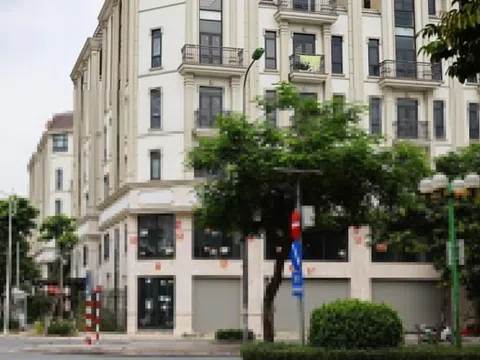 Shophouse chục tỷ đóng cửa im lìm, hóa phố không người giữa 'đất vàng'