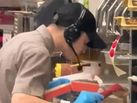 Bắt quả tang nam nhân viên lén khạc nhổ vào bánh mì kẹp thịt của khách