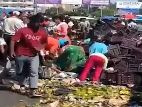 Xe tải chở xoài bị lật, người dân đổ xô "hôi của"