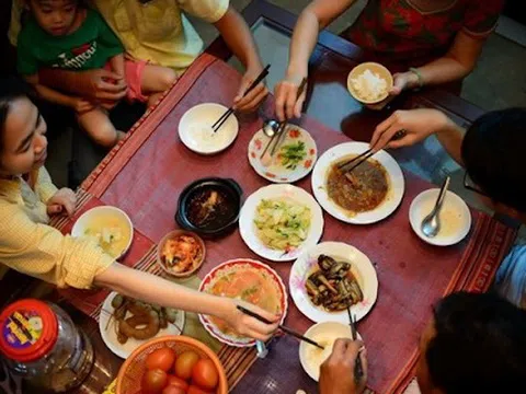 Khi được mời ăn cơm, người thường từ chối “tôi ăn rồi”, người EQ cao nói khéo theo 4 cách này để không xem là khách sáo