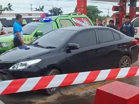 Thấy chiếc xe nổ máy mãi không chạy, người dân kiểm tra thì sốc nặng