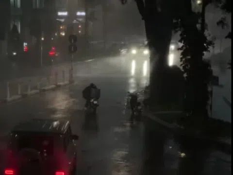 Vì sao bão chưa vào, miền Bắc đã hứng mưa dông dữ dội?