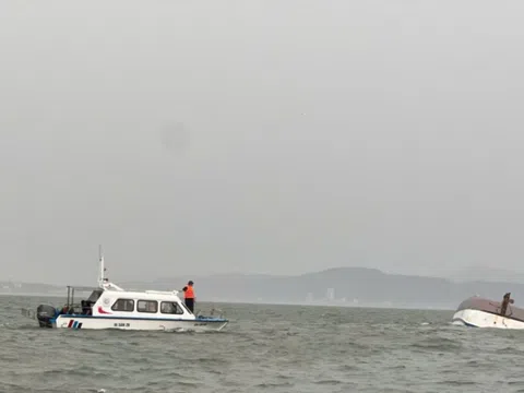 Giông lốc lật chìm tàu du lịch trên Vịnh Hạ Long