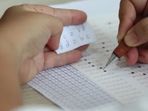 Gian lận trong kỳ thi đại học: Giám thị thu 1,2 tỷ đồng, cầm đầu đường dây thi hộ, lôi kéo 3 sinh viên tìm cách sửa bài thi