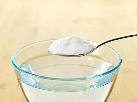 Pha loãng 2 thứ màu trắng với nước được chuyên gia ca ngợi là cách tẩy sạch “độc tố” trong tủ lạnh: Rất quen trong bếp