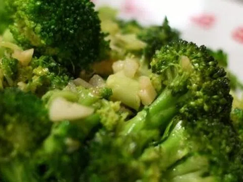 Nghiên cứu 1.500 cụ bà: Xào bông cải xanh với 1 thứ giúp hiệu quả ngăn ngừa bệnh tim mạch tăng rõ rệt