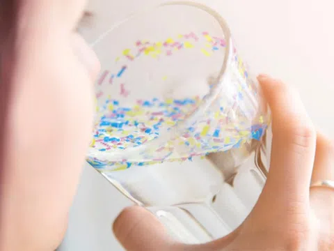 Loại nước chứa 11 tỷ hạt vi nhựa mỗi cốc: Nhiều người Việt rất mê, uống hàng ngày mà không biết nguy hại tiềm ẩn