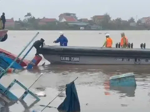 VIDEO: Gió lốc xô tàu chở 9 người lật chìm ở Quảng Ninh