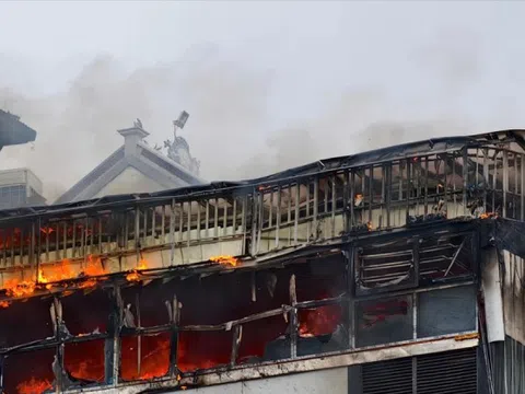 Hà Nội: Lửa ngùn ngụt trên tầng tum ngôi nhà ở đường Giải Phóng