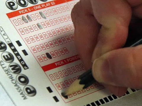 Người đàn ông trúng số 2 lần trong 1 ngày, "ẵm" giải thưởng hơn 52 tỷ đồng