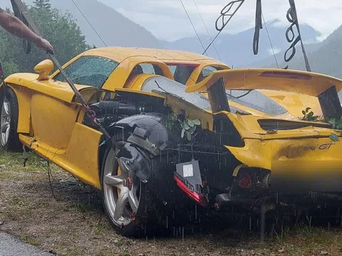 Siêu xe Porsche Carrera GT bay xuống vực, 2 người thoát chết