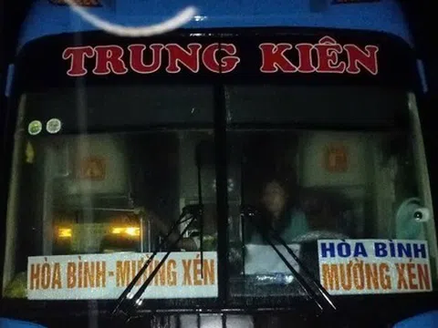 Xe khách chở 20 người mắc kẹt do lũ, nhà xe cầu cứu nhiều giờ