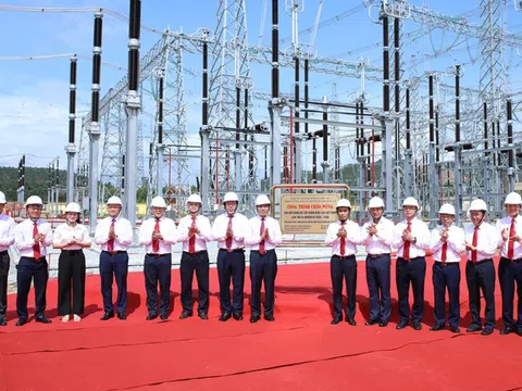 Gắn biển công trình chào mừng Đại hội Đảng bộ EVN lần thứ IV