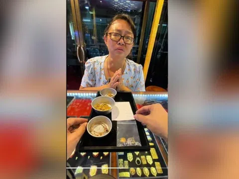 Người phụ nữ khiếm thính mang vàng đi bán, câu chuyện phía sau khiến ai nấy xót xa